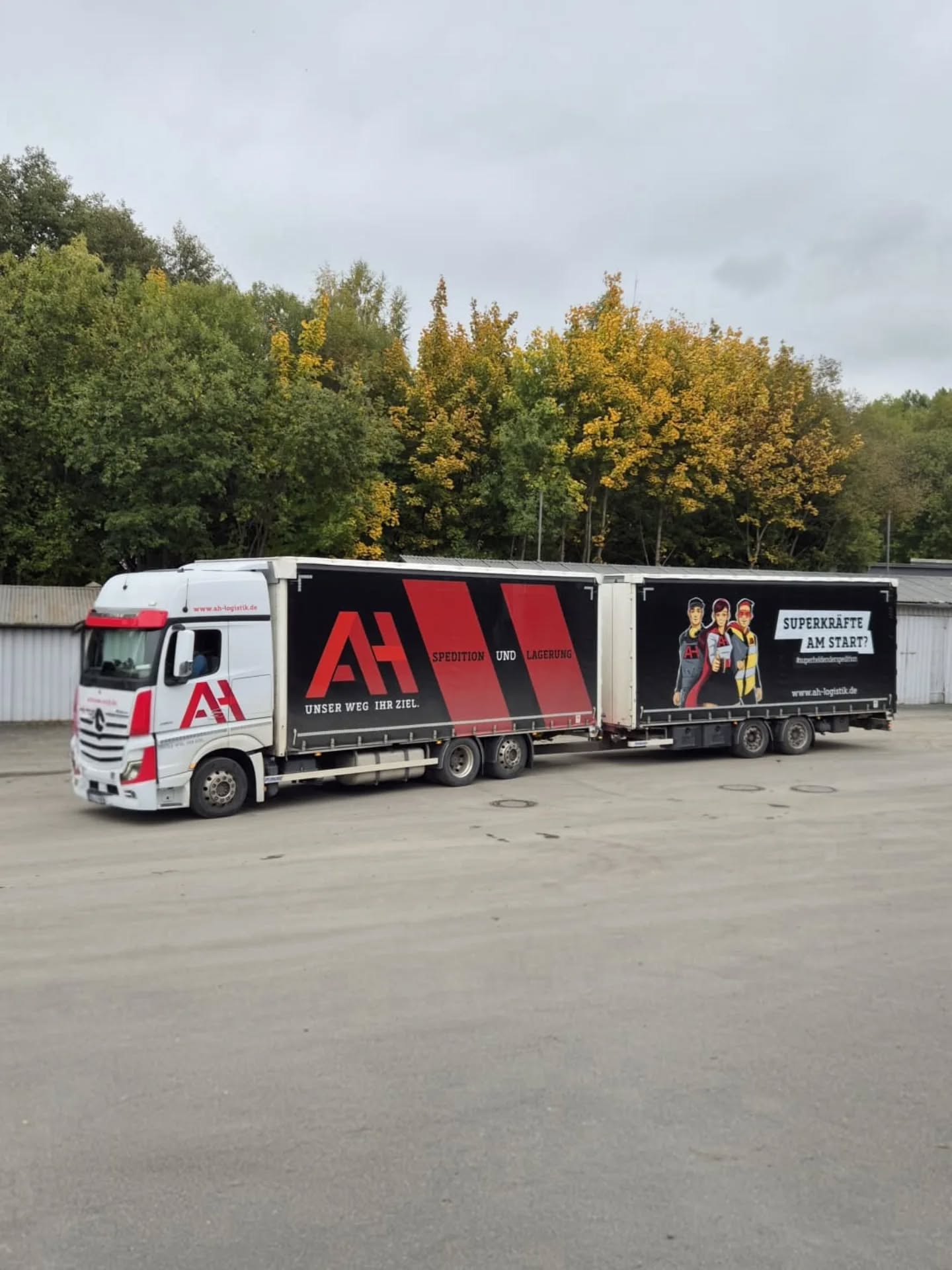 Jetzt mit passendem Branding – unser Jumbo-Hängerzug!